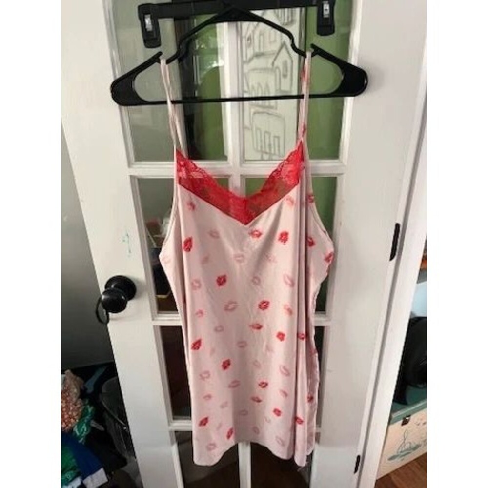 Joyspun Dreamy Soft Collection Lip Print Lace Trim Chemise Nightgown Size XL